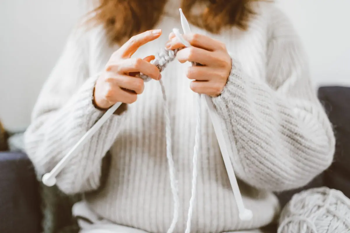 Basic knitting techniques — hands casting on stitches